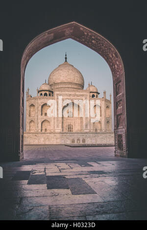 Vista del Taj Mahal dall'interno Mihman Khana. Il lato est del Taj. Foto Stock