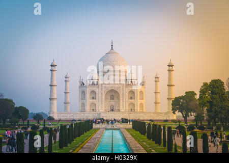 AGRA, India - 28 febbraio 2015: vista del Taj Mahal di fronte al grande cancello. Lato sud. Foto Stock