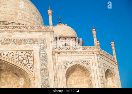 Vista ravvicinata del Taj Mahal dal lato est. Foto Stock