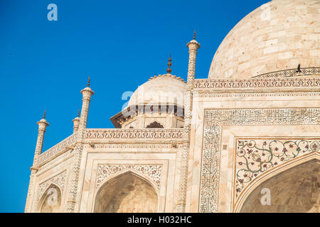 Vista ravvicinata del Taj Mahal dal lato est. Foto Stock