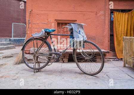 VARANASI, India - 21 febbraio 2015: Newspaperman bici in strada con freschi quotidiani. Foto Stock