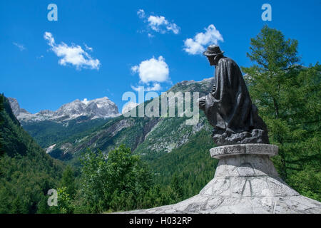 Monumento al dott. Julius Kugy nella valle di Trenta vicino mountain pass Vrsic in Slovenia Foto Stock