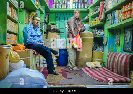 JODHPUR, India - 07 febbraio 2015: negozio proprietario in attesa mentre il cliente guarda per i beni da acquistare. A prescindere da quelli economici di operai, shop ow Foto Stock