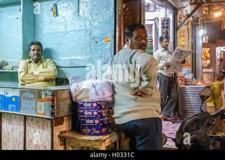 JODHPUR, India - 07 febbraio 2015: i proprietari di vari negozi in attesa di clienti poco prima della chiusura del tempo. A prescindere da laboratorio a basso costo Foto Stock