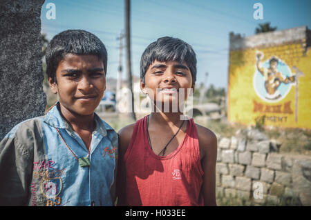 HAMPI, India - 01 febbraio 2015: due ragazzi indiani in strada in una giornata di sole. Post-elaborati con grano, di consistenza e di colore effetto. Foto Stock