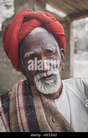 Regione GODWAR, India - 13 febbraio 2015: la cieca Rabari tribesman detiene il bastone nel cortile. Post-elaborati con grano, texture e Foto Stock