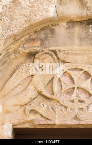 Mtskheta, Georgia. Vista ravvicinata di Bas-Relief glorificazione della Croce il coronamento dell'ingresso all'antico monastero di Jvari, Geo Foto Stock