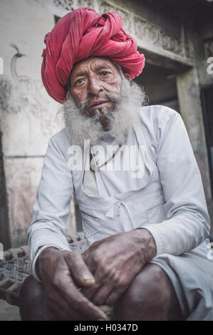 Regione GODWAR, India - 12 febbraio 2015: Anziani Rabari tribesman con il tradizionale turbante, vestiti e barba lunga. Post-proces Foto Stock