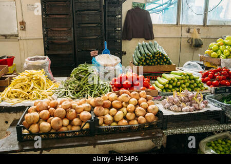 Batumi, Georgia - 28 Maggio 2016: il contatore con prodotti agricoli: cipolla, fagioli, pomodori, zucchine, aglio in vendita presso il Foto Stock