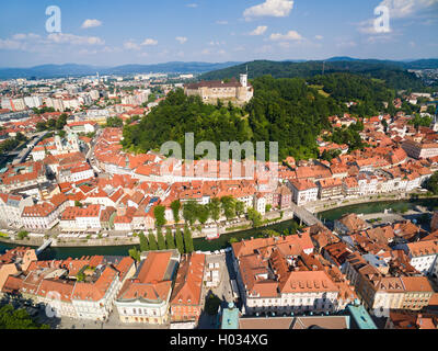 Veduta aerea del castello di Ljubljana sulla collina sopra il centro della Slovenia. Foto Stock