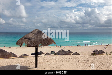 Dolphin Beach / Playa Delfines Spiaggia Pubblica a Cancún in Messico sulla Riviera messicana sulla penisola dello Yucatan nel Golfo del Messico Foto Stock