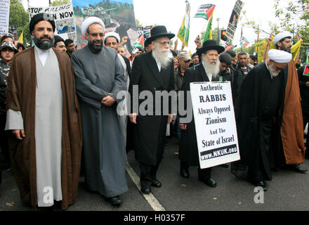 Iraniana musulmana sciita chierici insieme con gli ebrei ortodossi in marcia durante il giorno Al-Quds, Londra, Regno Unito. Foto Stock