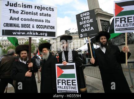 Gli ebrei ortodossi palestinesi di supporto a dimostrazione denunciando l'occupazione israeliana della Palestina e Gaza, London, Regno Unito Foto Stock