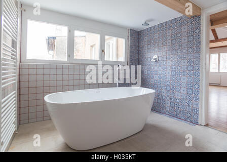 Interno del bagno moderno con vasca free standing Foto Stock