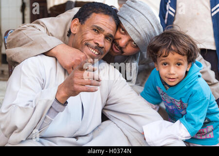 DARAW, Egitto - Febbraio 6, 2016: famiglia locale che posano per una telecamera a Daraw mercato. Foto Stock