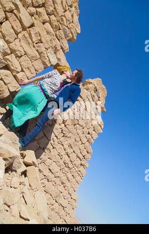 Turista giovane baciando di fronte rovinata casa di pietra nel deserto, Egitto. Foto Stock