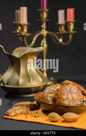 Tipico olandese piccante riempito i biscotti con mandorle in autunno colorato e lo sfondo scuro Foto Stock