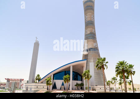 Aspirare la moschea, davanti alla torcia di Doha in Qatar Foto Stock