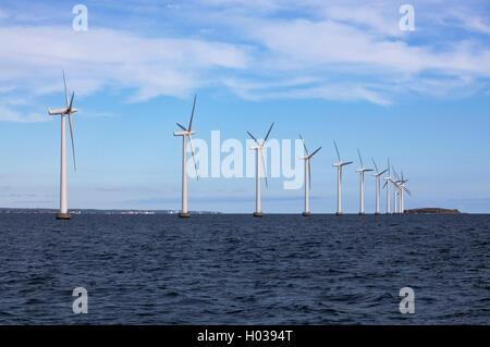 Middelgrunden Offshore Wind Farm al largo della costa del porto di Copenhagen, Danimarca. Proprietà 10 ciascuno, Middelgrundens turbina eolica Cooperativa e HOFOR. Foto Stock