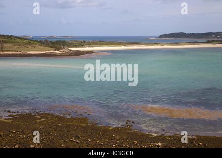 Guardando verso Appletree Bay da Bryher, isole Scilly, Inghilterra Foto Stock