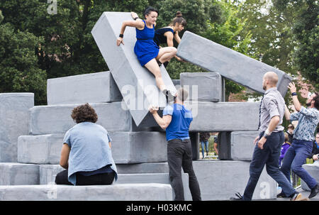 Là fuori Festival di street performance Arts & Circus blocco NoFit State Circus & Motionhouse Foto Stock