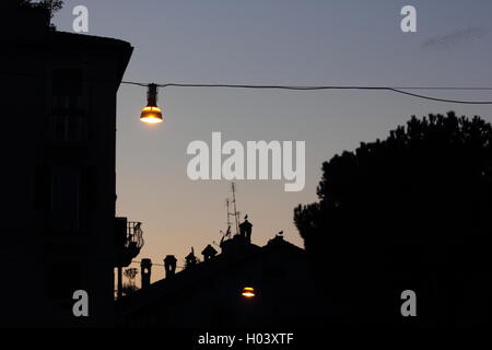 Bella strada lampade e stagliano palazzi al crepuscolo , roma, Italia, viaggi Foto Stock