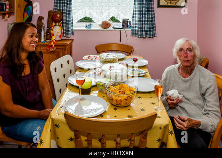 Una famiglia di sedersi per un pasto a buffet, Sussex, Regno Unito Foto Stock