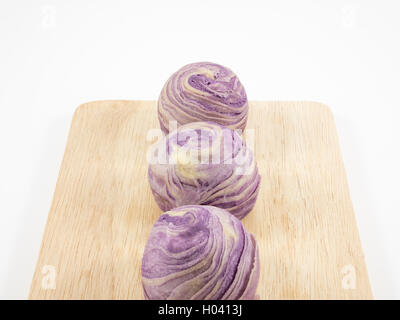 Il taiwanese cristallo violetto taro torta sull'asse di legno. Foto Stock