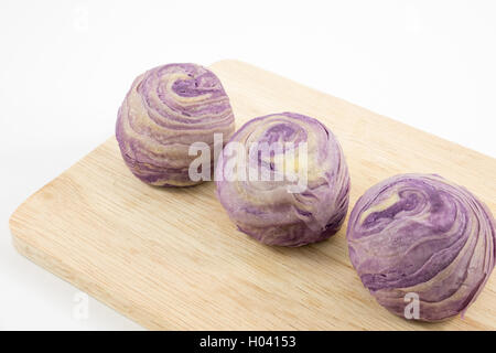 Il taiwanese cristallo violetto taro torta sull'asse di legno. Foto Stock