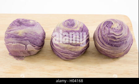 Il taiwanese cristallo violetto taro torta sull'asse di legno. Foto Stock