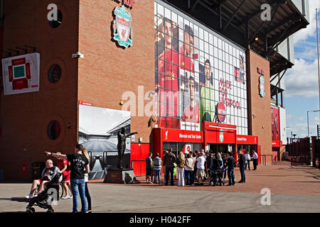 Il Liverpool Football Club è di nuovo murale gigante per la stagione 2016/17 alla Kop fine dello stadio Foto Stock