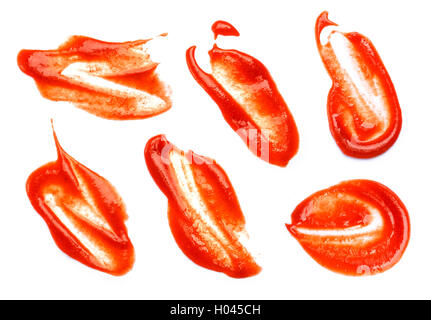 Raccolta di ketchup macchie su sfondo bianco. Gli spruzzi di ketchup isolato. Foto Stock