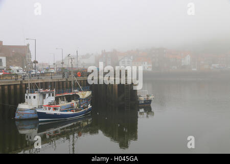 Whitby Harbour su un nebbioso giorno Foto Stock