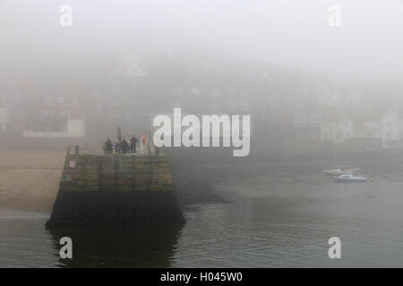 Tate Pier, Whitby su un nebbioso giorno Foto Stock