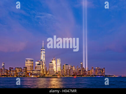 Skyline di New York omaggio alla luce New York skyline della città Un WTC Freedom Tower Skyline di Manhattan Foto Stock
