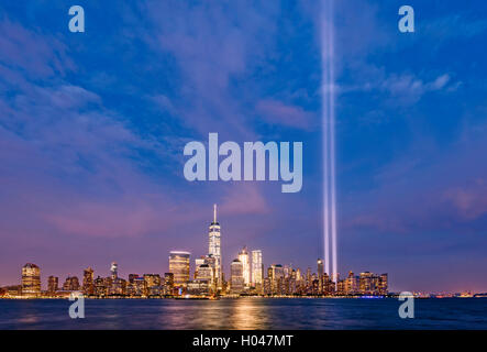 Omaggio alla luce skyline di New York New York skyline della città Un WTC Freedom Tower Skyline di Manhattan Foto Stock