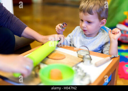 Little Boy di essere creativi con la plastilina Foto Stock