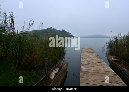 Nebbia di mattina sul lago Bunyonyi e Foto Stock