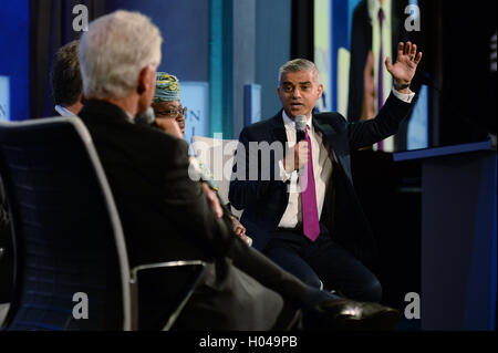 Il sindaco di Londra Sadiq Khan prende parte a un panel di discussione del Clinton Global Initutive riunione annuale a New York oggi con l'ex Presidente Bill Clinton, il Primo Ministro italiano Matteo Renzi ed ex ministro delle finanze della Nigeria Ngozi Okonjo-Iweala dove hanno parlato di benessere globale. Il sindaco è su sei giorni di visita in Canada e negli Stati Uniti. Stampa foto di associazione. Data dell'immagine. Vedere PA storia politica . Foto di credito dovrebbe leggere: Stefan Rousseau/PA filo . Stampa foto di associazione. Picture Data: lunedì 19 settembre, 2016. Vedere PA storia politica Khan. Foto di credito dovrebbe leggere: Stefa Foto Stock
