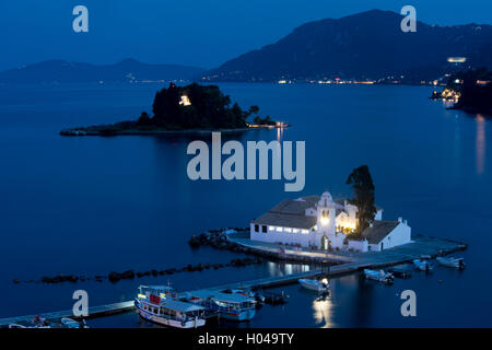 Il Vlachera il monastero e la chiesa del Pantokrator al tramonto su isola del mouse in Kekyra, CORFU, ISOLE GRECHE, Grecia Foto Stock