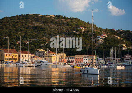 Una barca a vela lasciando Gaios harbour a sunrise. Paxos, Isole Ionie, isole greche, Grecia, Europa Foto Stock