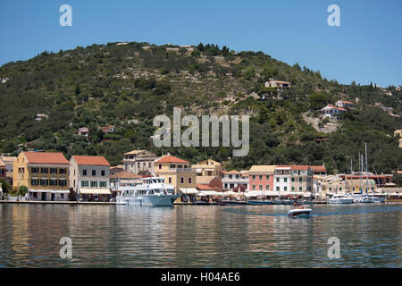 Un motoscafo nel porto di Gaios sull isola di Paxos, Isole Ionie, isole greche, Grecia, Europa Foto Stock