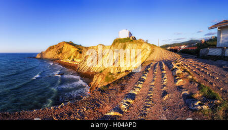 Panorama di San Temo cappella e Spiaggia di Itzurun in Zumaia Foto Stock