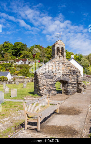 Le Rovine di San Brynach la Chiesa a Cwm-yr-Eglwys, Il Pembrokeshire Coast National Park, Pembrokeshire, Wales, Regno Unito, Europa. Foto Stock