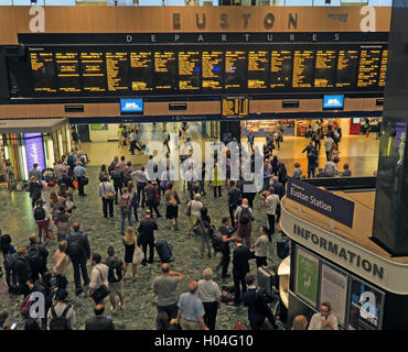 La stazione di Euston scheda di partenza e piazzale di North London, England, Regno Unito Foto Stock