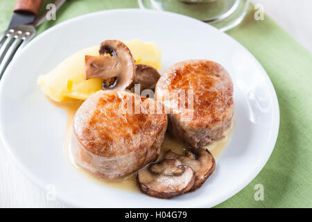 In casa lombo di maiale di filetto con purè di patate e salsa di funghi sulla piastra bianca Foto Stock