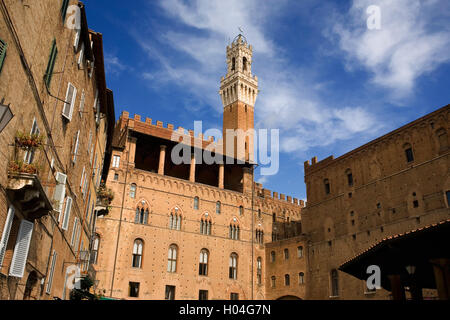 La parte posteriore del Palazzo Pubblico, con la Loggia dei nove e la Torre del Mangia, dalla Piazza del Mercato, Siena, Toscana, Italia Foto Stock