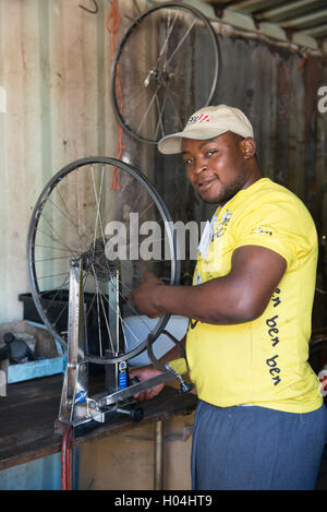 Tecnico di bicicletta la costruzione di una ruota, Cape Town, Sud Africa Foto Stock