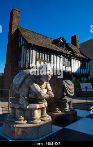 Pezzi di scacchi davanti a Vasai Cottage, Godric's Hollow, Warner Brothers tour dello studio, la realizzazione di Harry Potter, Londra Foto Stock