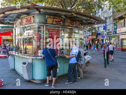 Wurstelstande (hot dog stand) a Schwedenplatz, Vienna, Austria Foto Stock